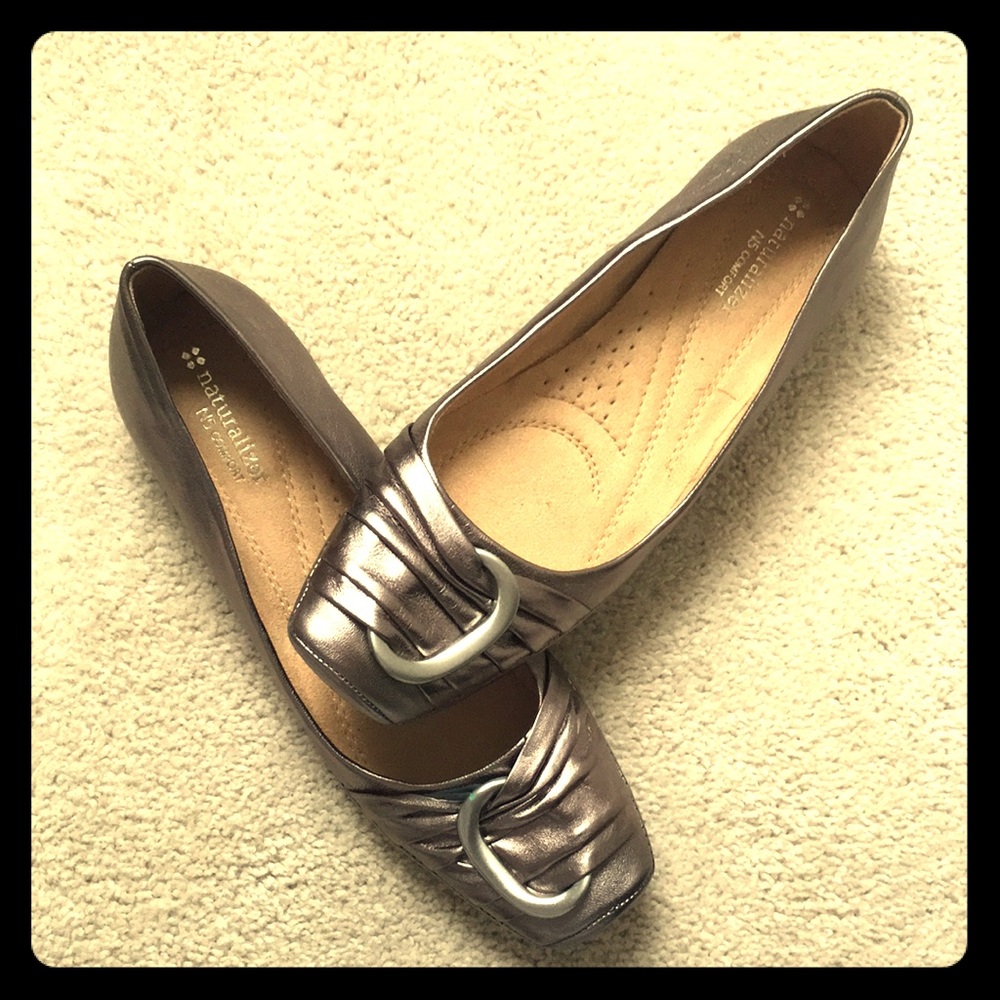 Naturalizer pewter metal flats 9.5M, fit like 10M